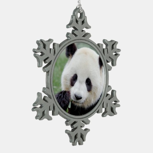 Een noel reuzenpanda, panda-wedstrijd. tin sneeuwvlok ornament (Links)