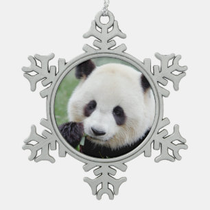 Een noel reuzenpanda, panda-wedstrijd. tin sneeuwvlok ornament