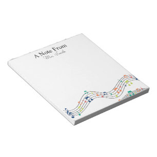 Een notitie van kleurrijke muzieknotitie over het  notitieblok