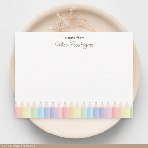 Een notitie van pastelkleurige regenboogpotloden L Notitiekaartje