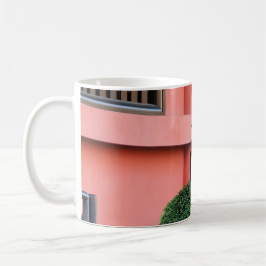 Een Oerwoud met grote vulling bedekt een baars op  Koffiemok (Links)