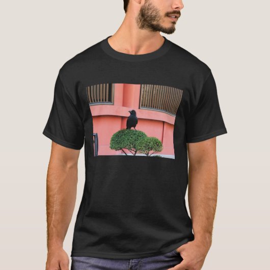 Een Oerwoud met grote vulling bedekt een baars op  T-shirt (Voorkant)