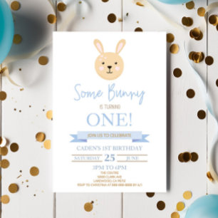 Een of andere konijn is het draaien van blauw aang kaart