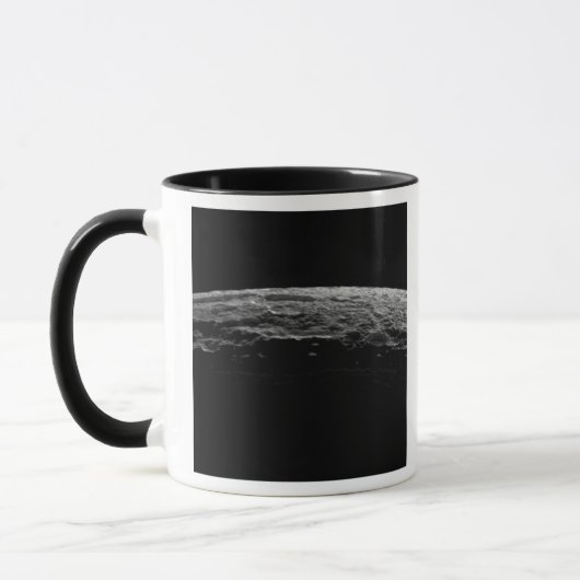 Een onecht landschap van de maan van Saturnus Mok (Links)
