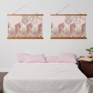 Een ontwerp van een rode vaas met bloemen erop hangend wandkleed