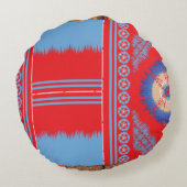 Een ontwerp van een rood en blauw patroon rond kussen (Achterkant)