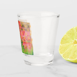 Een ontwerp van een spiegel en enkele planten shot glas
