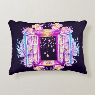 Een open venster met slangen tegen een achtergron accent kussen