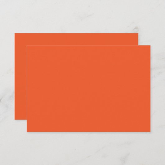 Een oranje achtergrond met een RSVP kaartje (Voorkant / Achterkant)