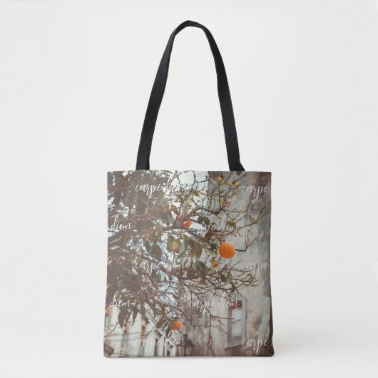 Een Oranje boom in een Romantische oude stad Draagtas (Voorkant)