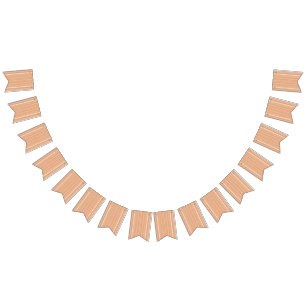 Een oranje en witte gestreepte achtergrond met kle vlaggetjes