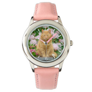 Een Oranje kat in een tuin met roze lentbloemen Horloge
