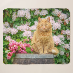Een Oranje kat in een tuin met roze lentbloemen Sherpa Deken