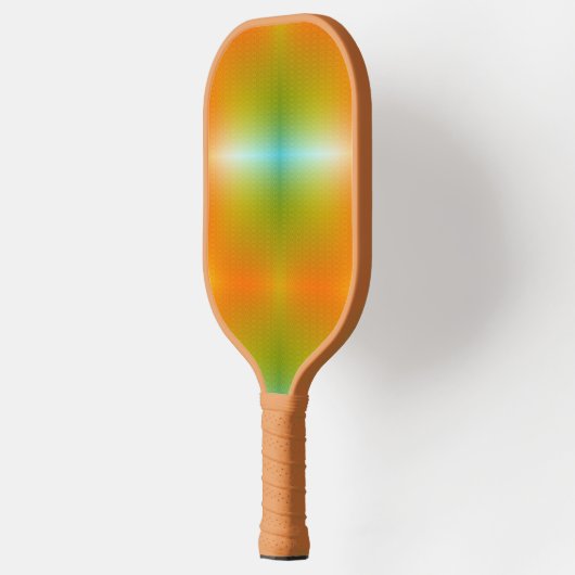 Een oranje pickleball-paddle met een gestructureer pickleball paddle (Links)