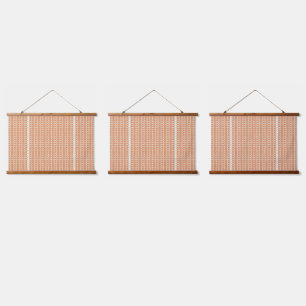 Een oranje tapijt met een gestructureerd patroon l hangend wandkleed
