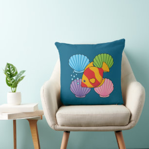 Een oranje tropische vis en pastel kleurrijke sche kussen