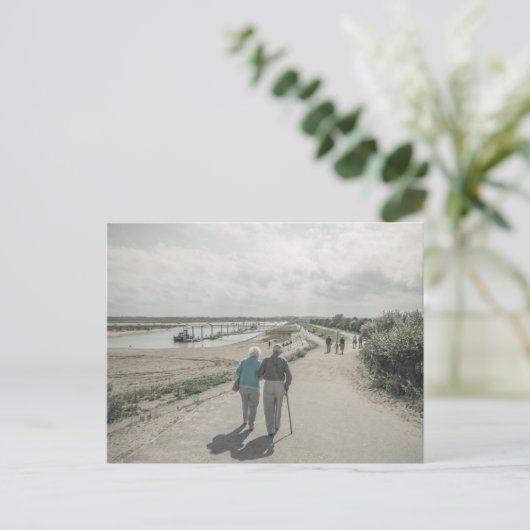 Een oud echtpaar dat op straat loopt briefkaart (Staand voorkant)