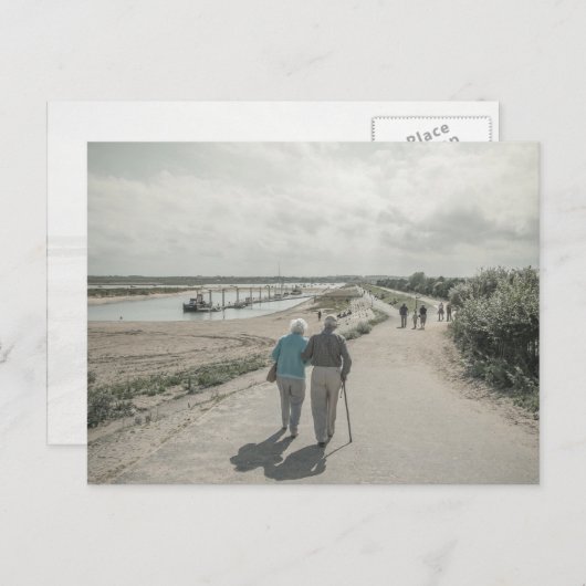 Een oud echtpaar dat op straat loopt briefkaart (Voorkant / Achterkant)