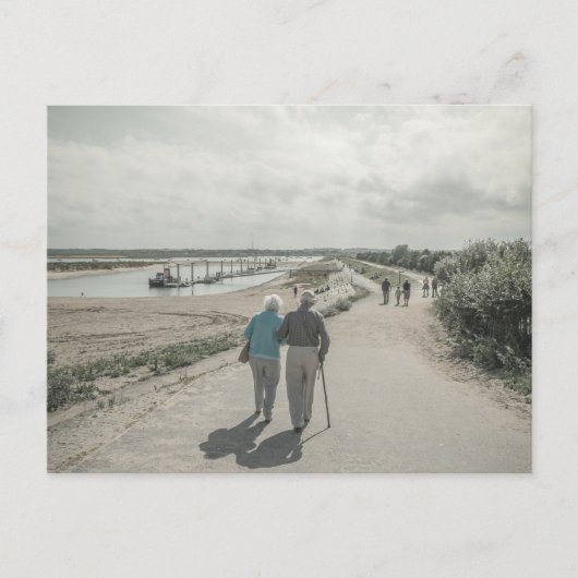 Een oud echtpaar dat op straat loopt briefkaart (Voorkant)