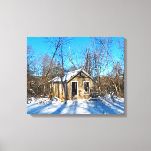 Een oud huis op het sneeuwcanvas canvas afdruk