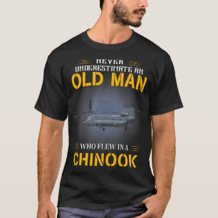 Een oud Man dat in een CH-47 Chinook helikopter vl T-shirt