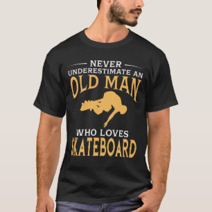 Een oud Man dat van skateboard houdt T-shirt