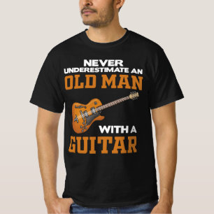Een oud Man met een gitaar zwarte T-shirt