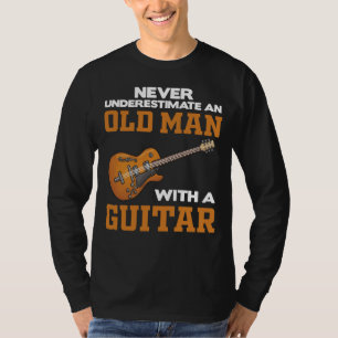 Een oud Man met een gitaar zwarte T-shirt