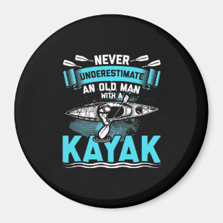 Een oud Man met een Kayak Magneet