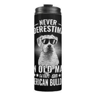 Een oud Man nooit onderschatten met een Amerikaans Thermosbeker