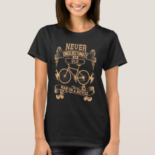 Een oud Man nooit onderschatten op een bike en een T-shirt