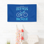Een oud Man op een fiets Spandoek (Insitu)