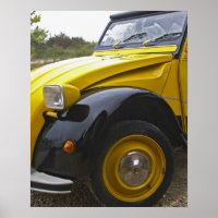 Een oud zwart-geel citroen 2CV 2 CV,