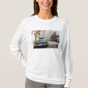 Een oude auto roestige en schilferige kleur gepark t-shirt