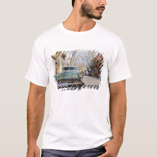 Een oude auto roestige en schilferige kleur gepark t-shirt