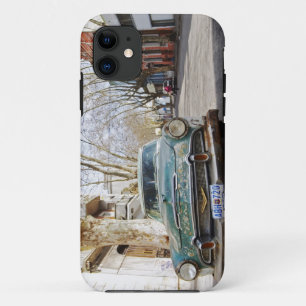Een oude auto roestige en vlokkige kleur geparkeer iPhone 11 hoesje