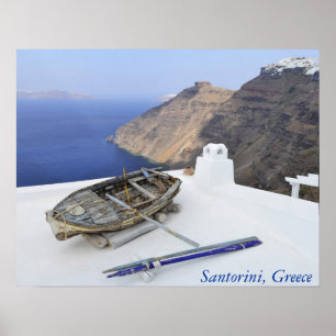 Een oude boot op het dak van een huis in Santorini Poster