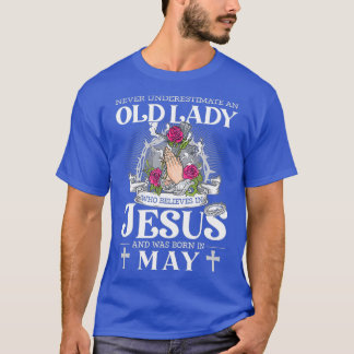 Een oude dame die gelooft in Jezus en geboren werd T-shirt