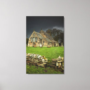 Een oude kerk onder een donkere hemel canvas afdruk