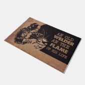 Een oude lasser en de vlam van zijn leven deurmat (Schuin)