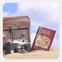 Een oude lederen koffer, retro camera en Paspoort
