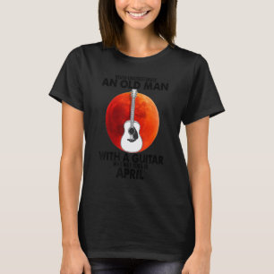Een oude man met een gitaar die in april werd gebo t-shirt