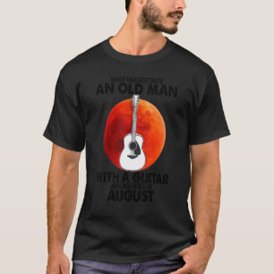 Een Oude Man Met Een Gitaar Die In Augustus Is Geb T-shirt