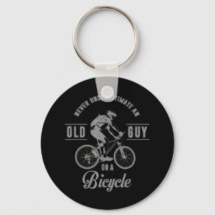 Een oude man nooit onderschatten op een fiets sleutelhanger