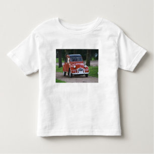 Een oude rode 2CV-wagen met een lachende vrouw Kinder Shirts