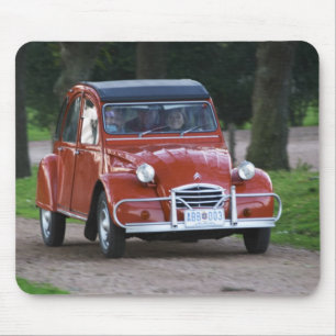 Een oude rode Citroen 2CV auto met een lachende vr Muismat
