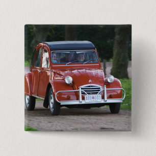 Een oude rode Citroen 2CV auto met een lachende vr Vierkante Button 5,1 Cm