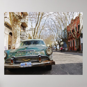 Een oude roestachtige en smaakgeparkeerde autokleu poster