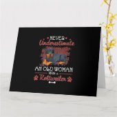 Een oude vrouw met een rottweiler nooit onderschat kaart (Gele Bloem)