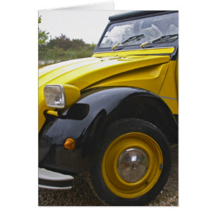 Een oude zwarte en gele Citroen 2CV 2 CV,